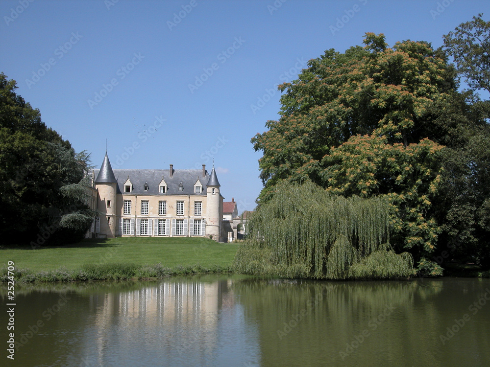 chateau et etang chateau et etang