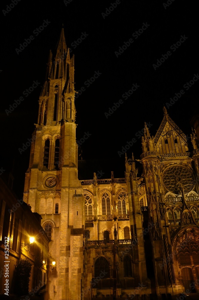 cathédrale la nuit