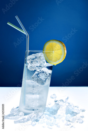 gekühlter longdrink in schrägem glas photo