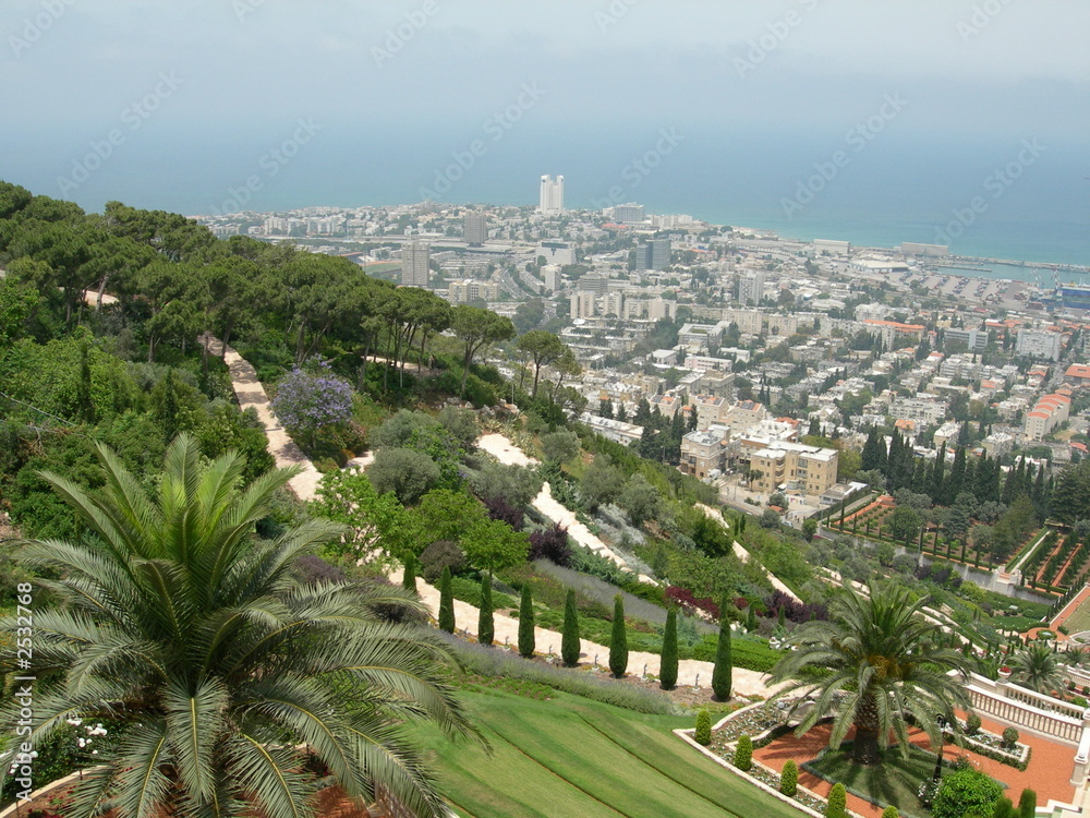 vue de haïfa depuis les jardins du temple bahaï