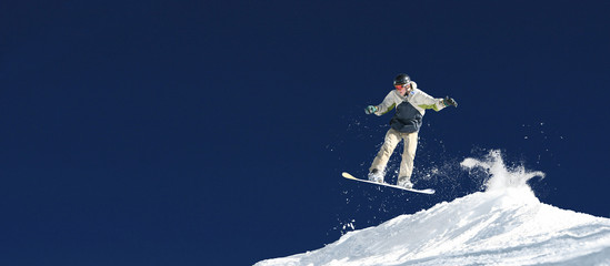 Fotobehang Wintersport Snowboarder voert trick uit  © deserttrends
