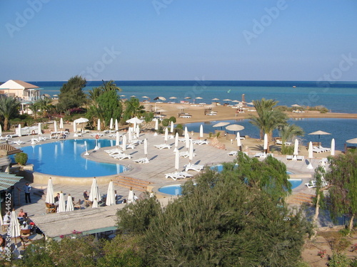 plage et piscine au bord d'un hotel en egypte