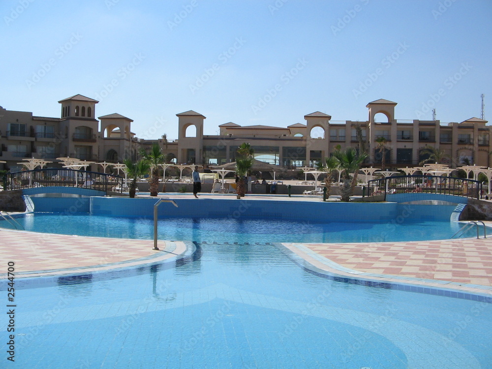 piscine au bord d'un hotel en egypte