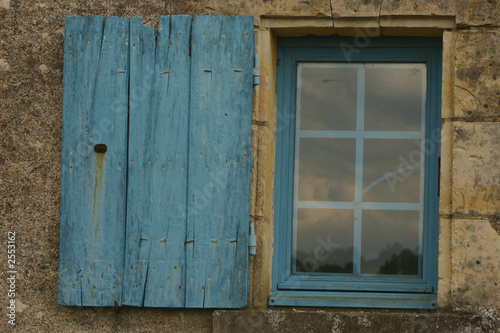 volet en bois bleu