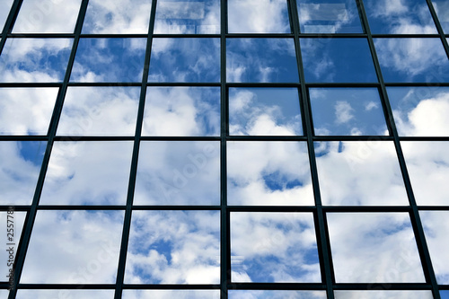fenêtres d' immeulbe de bureaux ciel bleu