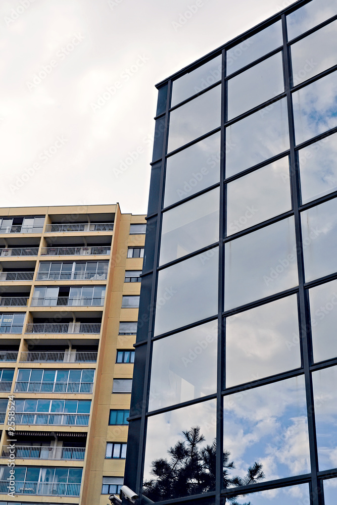 contraste entre immeuble de bureau et habitations contraste entre immeuble de bureau et habitations