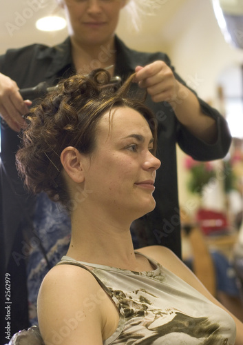 mariée chez le coiffeur 1