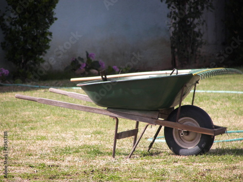 wheelbarrel,rake hose