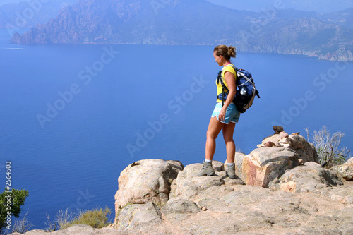 jeune randonneuse en corse