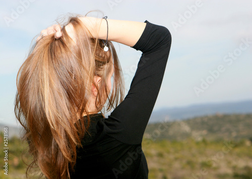 Fotografi jeune femme se coiffant