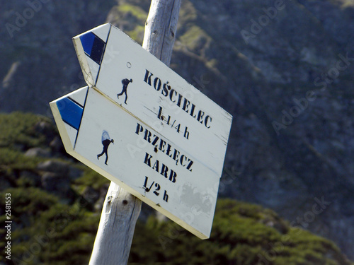 Obraz na płótnie tourist signs in the mountains w salonie