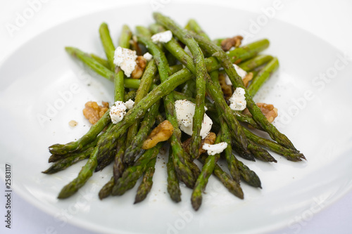 asparagus roasted with walnuts and goat cheese