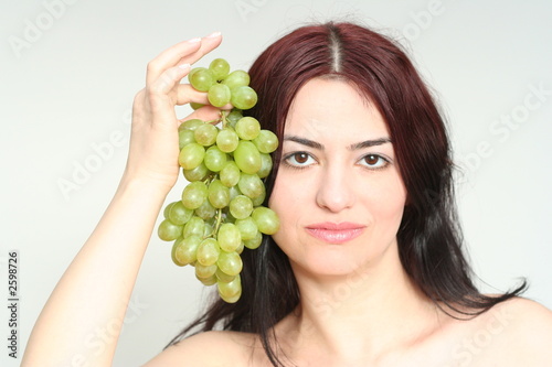 woman take a green grapes