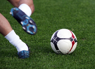 Papier peint photo Football Ballon de football sur pelouse verte  © Fotoimpressionen