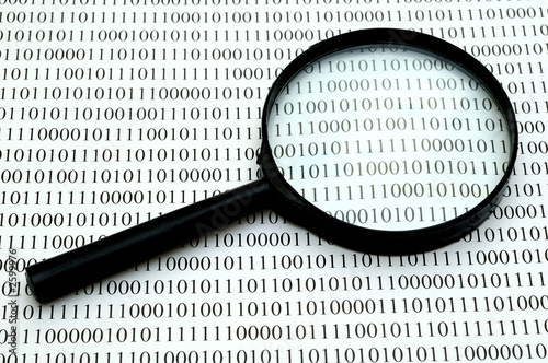 Obraz na płótnie magnifying glass and binary code