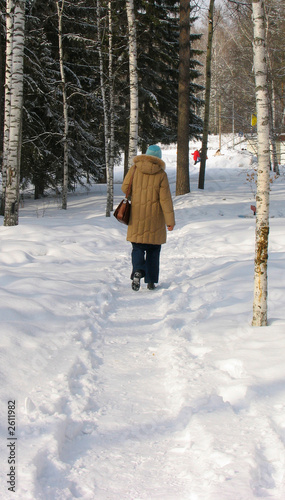 woman on the winter path © Serg Zastavkin