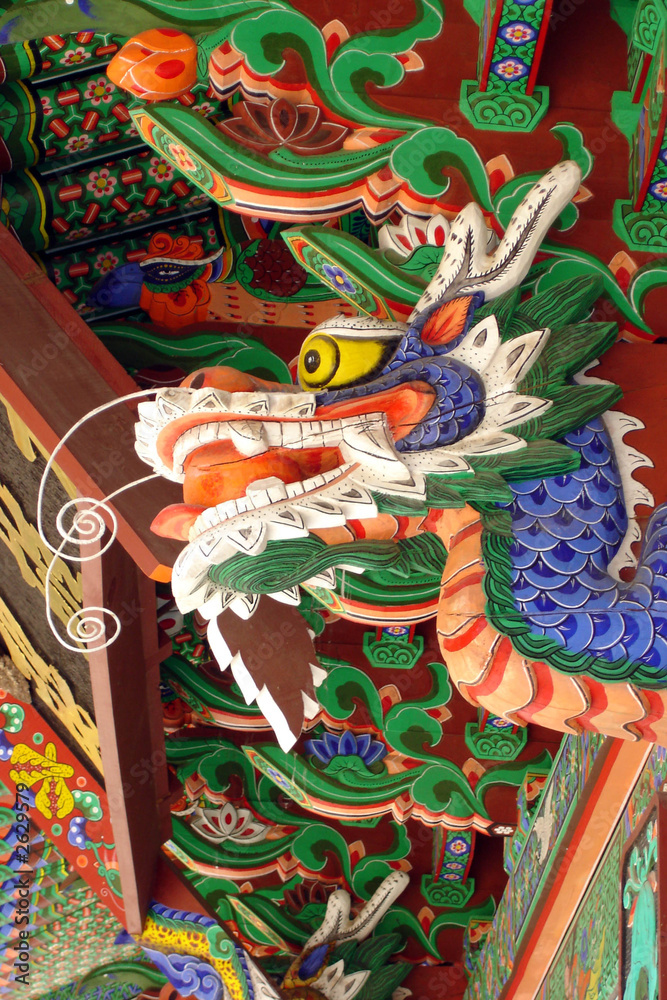 Statue de dragon en bois coloré dans un temple coréen, Corée du Sud - Bonne année du dragon 2024