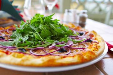 Fototapete Pizzeria Klassische Pizza mit Käseüberzug  © Andrei Armiagov
