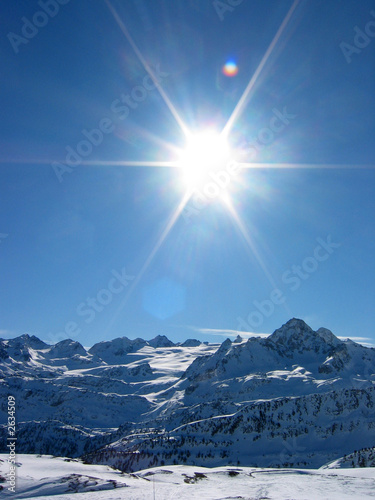 sole sulle montagne photo