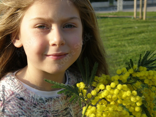 bambina con fiori