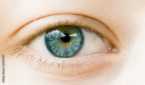 oeil de femme bleu vert sérénité en gros plan