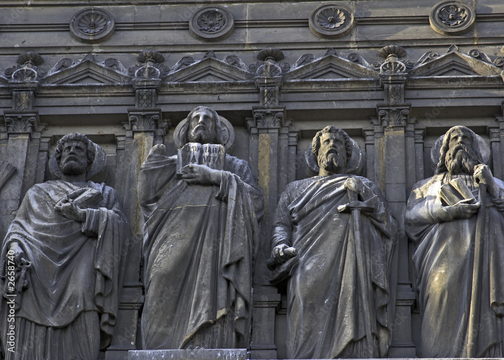 paris church statues