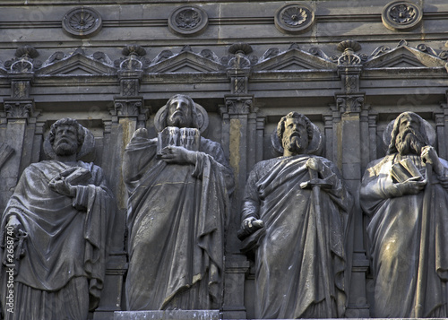 paris church statues