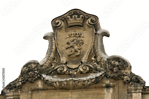 sculpture en pierre avec sceau de la ville de lyon
