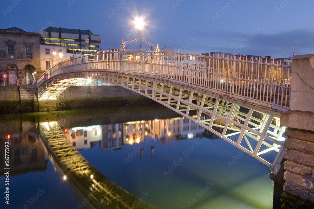 Naklejka premium Most pół pensa - Dublin - Irlandia