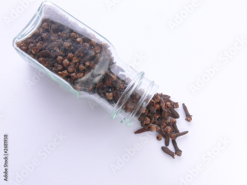 cloves in the jar