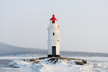 Poster Vuurtoren Vuurtoren aan rustige kustlijn  © pvl