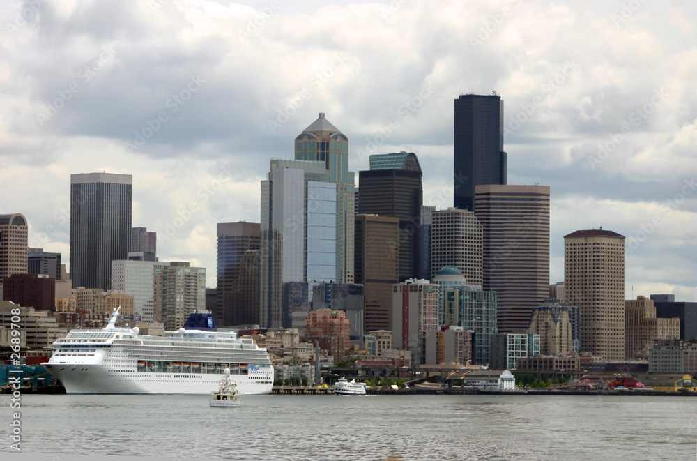 seattle skyline with cruise ship
