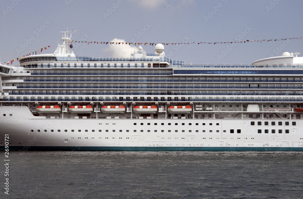 cruise ship in sydney cruise ship in sydney