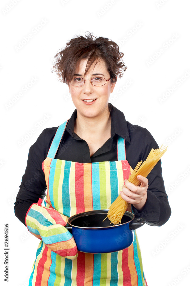 housewife who introduces a spaghetti in the pan housewife who introduces a spaghetti in the pan