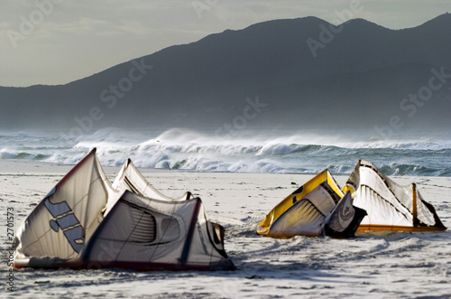 Fotografi kites on the beach waiting to kiteboard