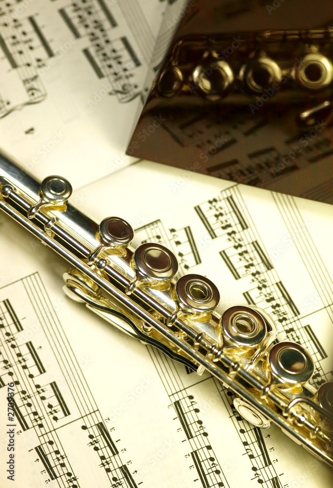 Obraz premium flûte et métronome devant une partition de musique