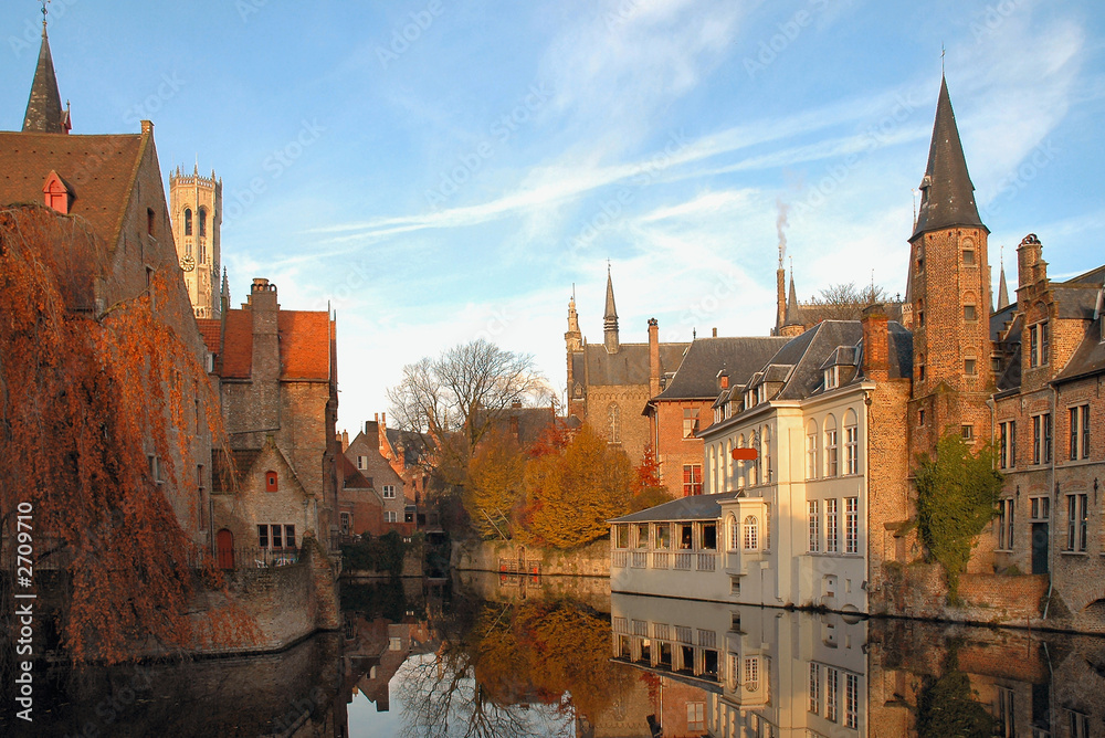 Obraz premium colorful buildings on canal in brugges, belgium