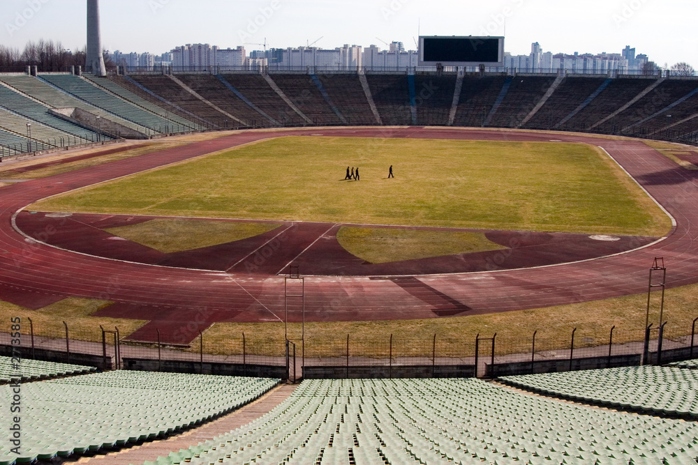 Obraz premium chodzi po pustym stadionie