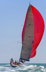 Fotobehang Zeilen Zeilboot met volle zeilkracht  © Darren Baker