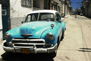 Plexiglas schilderij Cubaanse oldtimers Sfeervolle straat in oud Havana  © Gudmund