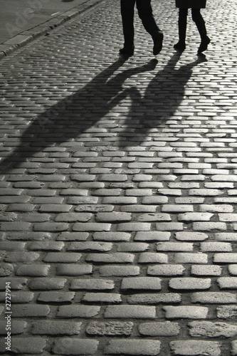 Valokuva pedestrian crossing a cobbled street