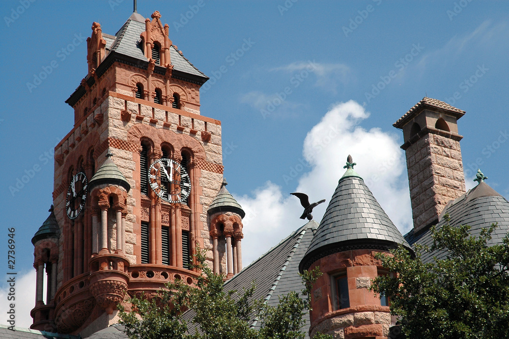Fototapeta premium courthouse clock tower & eagle in waxahachie, texa