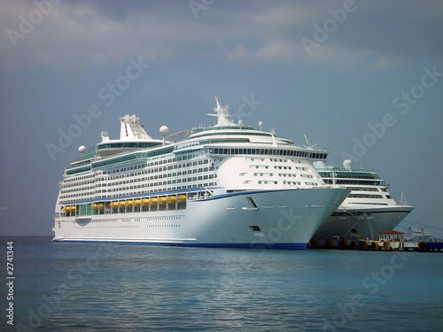 Fototapeta Naklejka Na Ścianę i Meble -  cruise ship