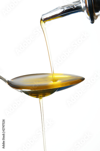 olio di oliva che cade sul cucchiaio