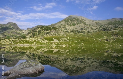 Fototapeta Naklejka Na Ścianę i Meble -  mountain landscape with mountain reflecting on the lake
