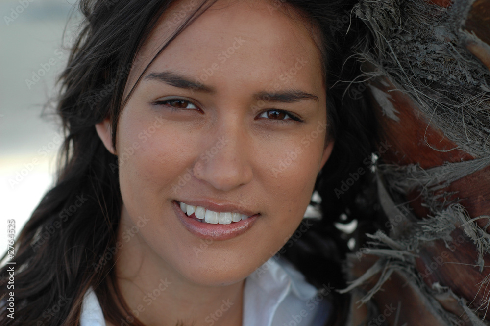 Obraz premium headshot wspaniałej dziewczyny indiańskiej w haw