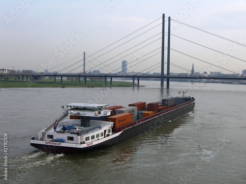 binnenschiff auf dem rhein © Felix Horstmann