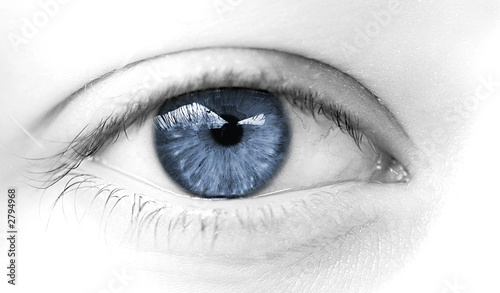 oeil de femme bleu symbole de douceur
