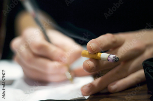 tabagisme au travail mains cigarette sur bureau photo