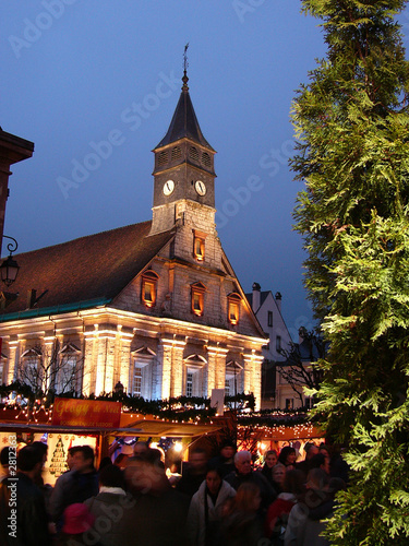 eglise et place éclairée pour noel